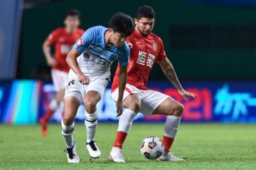 世界杯官方直播软件-广州德比上演精彩进球大战 范加斯特田忌赛马收效