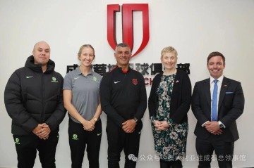 世界杯直播官网下载安装-澳大利亚女足名宿到访成都蓉城俱乐部，与阿洛伊西等亲切交流