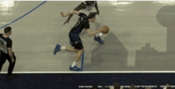 毫厘之间！弗拉格在兰德尔贴防下踩线出界 独行侠挑战失败！